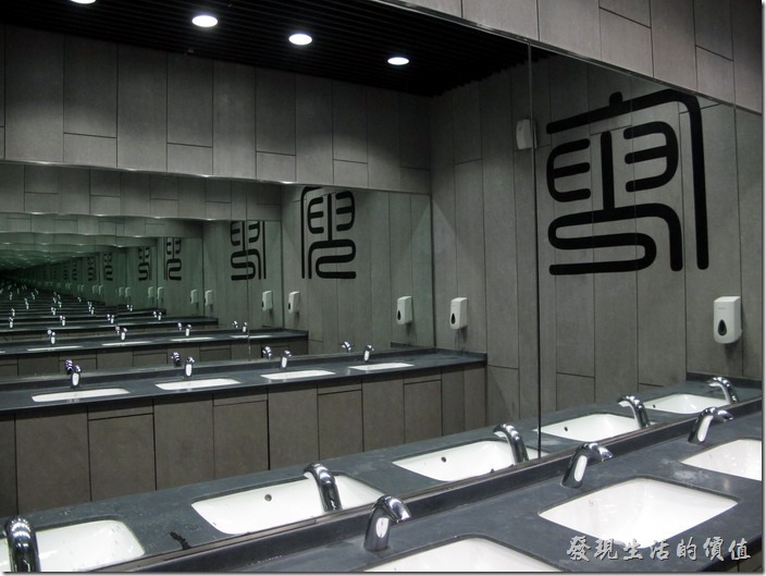 上海-中華藝術宮。洗手間內鏡子的特效。