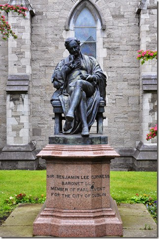 Dublin. Estatua en la Catedral de San Patricio - DSC_0474