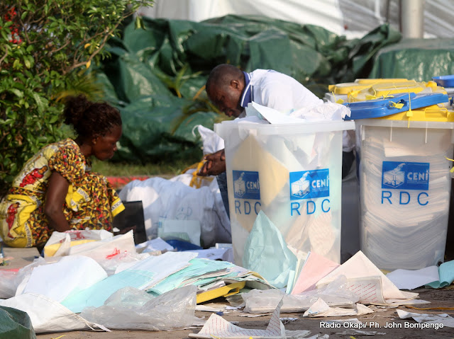 Classements des bulletins et des urnes par des agents électoraux  le 2/12/2011 au centre de compilation à l’enceinte de la foire internationale de Kinshasa, des élections de 2011 en RDC. Radio Okapi/ Ph. John Bompengo