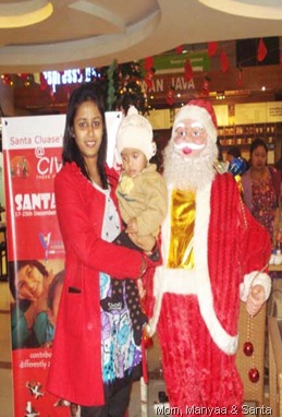 Mom, Manyaa & Santa