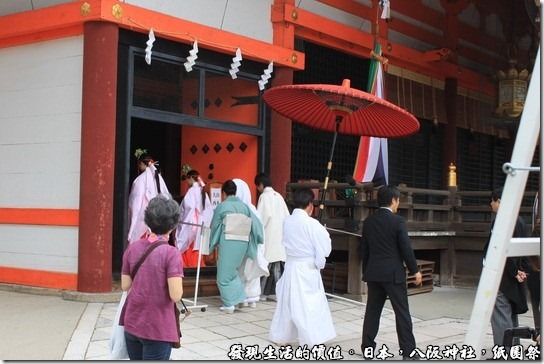 八坂神社-紙園祭，這對新人就這樣一路的走進本殿。 