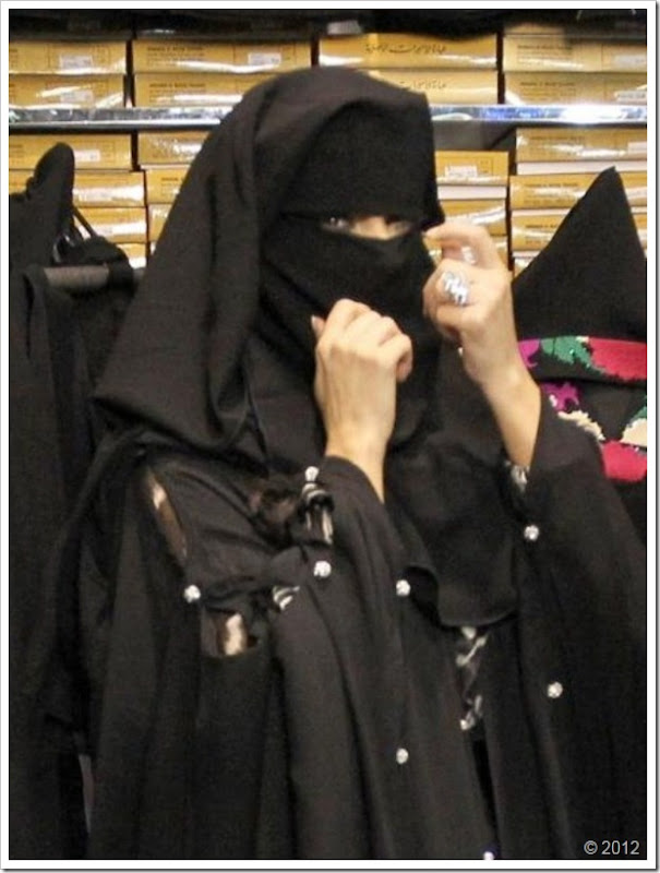Kim Kardishan Wearing Abaya In Dubai8