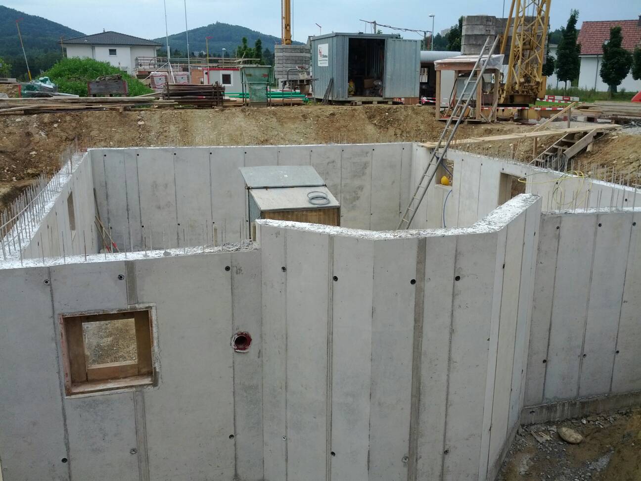 Hausbau: Kellerwände aussen fertig