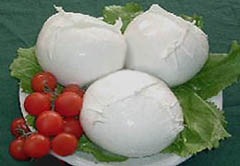 mozzarella con pomodorini su foglie di lattuga