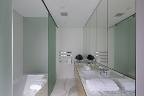 baño-de-diseño-minimalista-encimera-de-marmol baño-de-diseño-minimalista-encimera-de-marmol