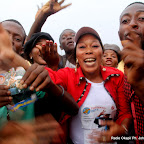 Des partisans de l’UDPS  le 26/11/2011 le long de l’aéroport international de N’djili à Kinshasa, lors de l’arrivé d’Etienne Tshisekedi en provenance du Bas-Congo. Radio okapi/ Ph. John Bompengo