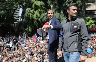 Leopoldo Lopez là một tù nhân chính trị, thủ lãnh của nhóm đối lập bị cầm tù trong thời gian qua. Ông vừa mới được phe quân nhân tôn trọng hiến pháp trao trả tự do hôm qua và Leopoldo Lopez xuống đường xông pha ở tuyến đầu ngay với Juan Guaidó. Leopoldo Lopez là một tù nhân chính trị, thủ lãnh của nhóm đối lập bị cầm tù trong thời gian qua. Ông vừa mới được phe quân nhân tôn trọng hiến pháp trao trả tự do hôm qua và Leopoldo Lopez xuống đường xông pha ở tuyến đầu ngay với Juan Guaidó.