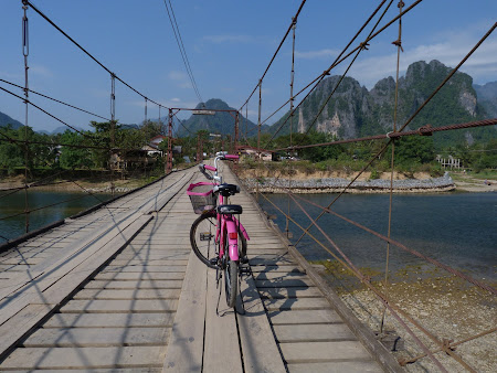 Imagini Vang Vieng: bicicleta roz pe puntea cu toll