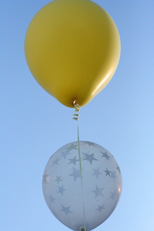 [2011-08-13-full-moon-balloons-web4.jpg]