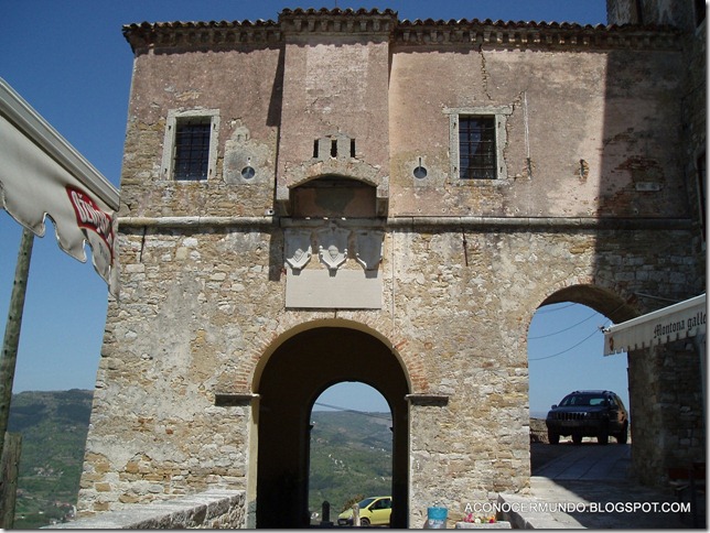11-Motovun-Puerta de la Villa-P4270145