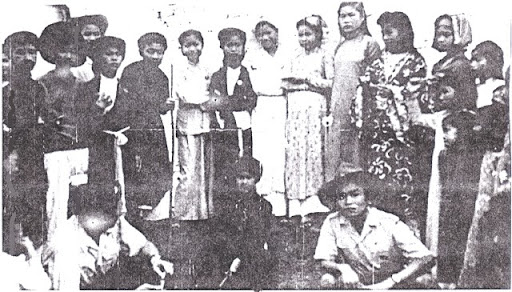 Trưởng Bùi Ngọc Bách với đội văn nghệ hóa trang GĐPT Vĩnh Yên (Bắc Việt) - 1952