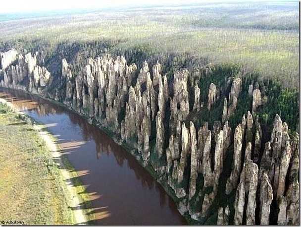 位於俄羅斯的梨納河，一邊全是石柱，而另一邊則是平坦的草原。