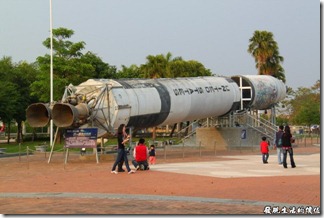嘉義北迴歸線。廣場上有泰坦二號火箭展示，因為太大了放不進展示館，所以擺放在公園內。