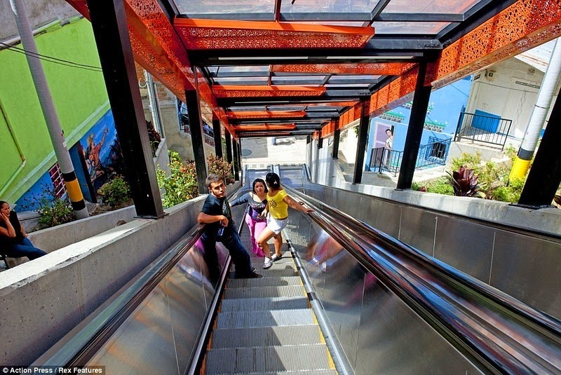 medellin-comuna-13-escalator-2