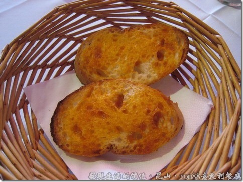 昆山rom88意大利餐廳，套餐附了兩片蒜味法國麵包，烤得酥脆，但外觀並不怎麼討喜。