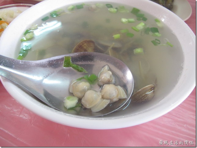 屏東後碧湖-昇日全平價海鮮。蛤蠣湯，NT$100(小)。這蛤蜊怎麼全部都從貝殼內爬出來了，蛤蜊不多，味道平平。