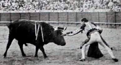 1915-09-30 (p 10-04 La Lidia) Toro de la oreja Sevilla
