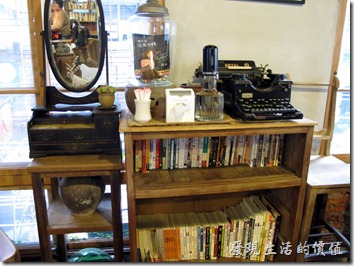 [台南]《a room，房間》。咖啡館內有一整排的書牆，還有獨立的書架，真的到處都是說，裡頭皇冠的書不少。