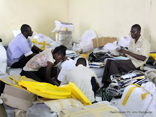 Classements des bulletins de vote par des agents électoraux  le 2/12/2011 au centre de compilation à l’enceinte de la foire internationale de Kinshasa, provenant des élections de 2011 en RDC. Radio Okapi/ Ph. John Bompengo