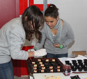 Los alumnos de 3º y 4º de la ESO del instituto Benjamín Jarnés (Sección Belchite) aprenden a cocinar en un taller de cocina para principiantes.