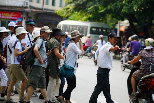 How to cross the road in Hanoi