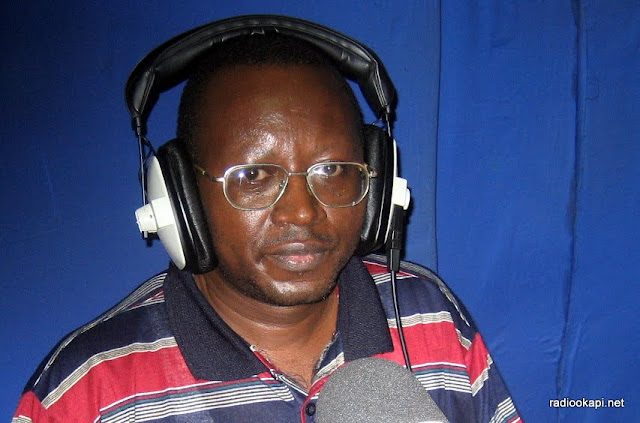 Floribert chebeya au studio de Radio Okapi à Kinshasa.