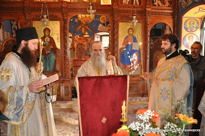 МИТРОПОЛИТ АМФИЛОХИЈЕ, ПОВОДОМ УПОКОЈЕЊА МОНАХИЊЕ ВАСИЛИЈЕ, СЛУЖИО ЗАУПОКОЈЕНУ СЛУЖБУ У МАНАСТИРУ ОСТРОГУ