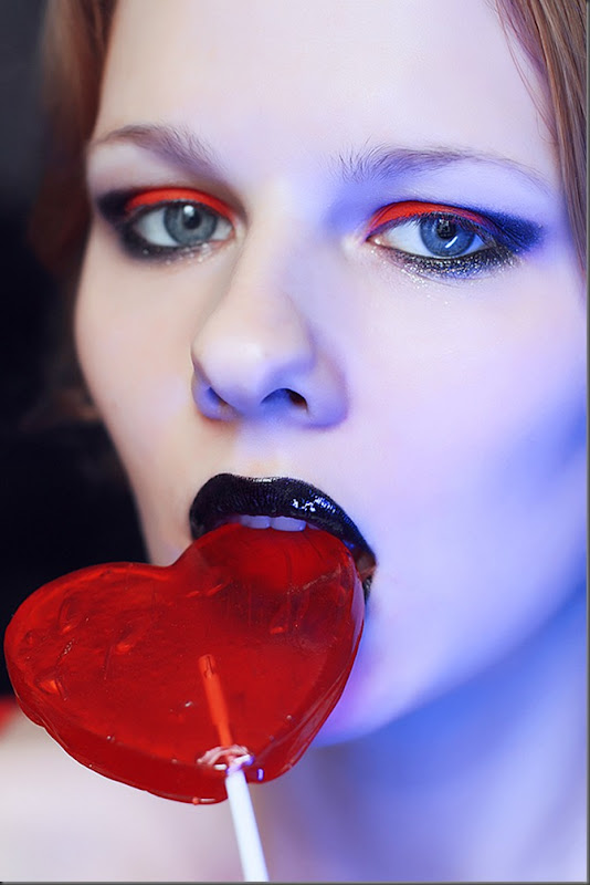 сердце,heart,карамель,исскуство макияжа, MUA,леденец,красивое фото девушки,candy, в форме сердца леденец,чёрные губы,красные тени для век,сосать,лизать,день святого валентина,Lollipop,black lips,Valentine's Day red,close up,portrait,face