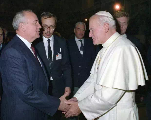 ĐGH Gioan Phaolô II tiếp tổng bí thư Liên Xô, Mikhail Gocbachev tại Vatican ngày 1-12-1989.
