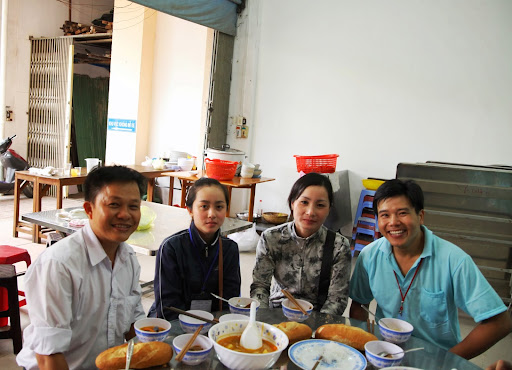 Các tình nguyện viên ăn trưa sau khi các thí sinh đã dùng bữa