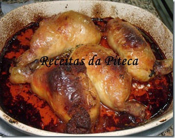 Pernas de frango recheadas com farinheira assadas no forno-cozinhadas perto