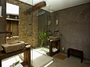 Hotel ecologico hotel-ecologico-y-moderno-baño-rustico