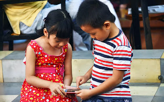 Phụ huynh cần đồng hành và gần gũi với những hoạt động của con để con không quá phụ thuộc vào điện thoại. Phụ huynh cần đồng hành và gần gũi với những hoạt động của con để con không quá phụ thuộc vào điện thoại.