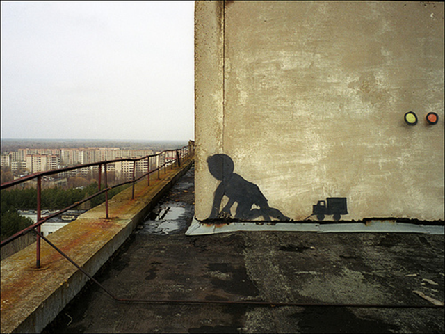 Street art atop a building in Pripyat, near the Chernobyl nuclear plant, 2007. pragma / sharenator.com