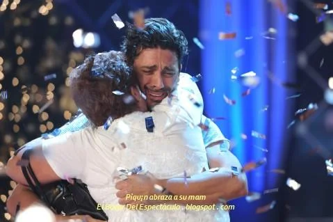 Piqu¡n abraza a su mam.JPG