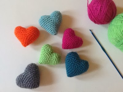 Un detalle de decoración con corazones de ganchillo