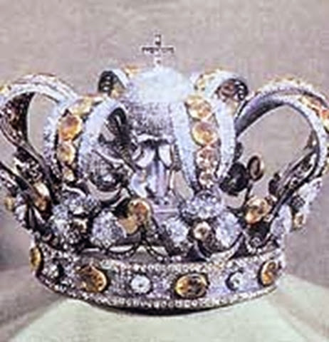 La corona de la Virgen de Atocha, hecha con brillantes y topacios de Brasil