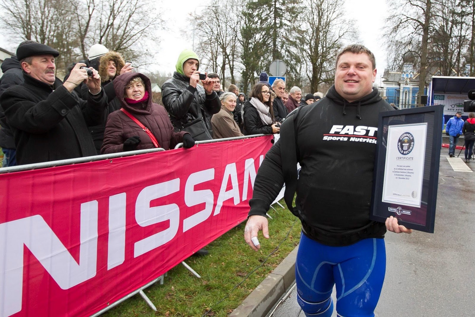 [Worlds-strongest-man-pulls-12-Nissan-Notes-4%255B3%255D.jpg]