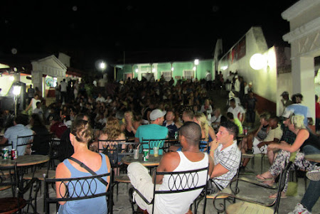 Casa de la musica - sute de spectatori pe strazile din Trinidad
