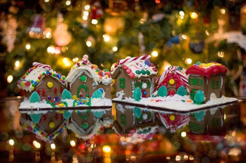 187630__holiday-new-year-christmas-tree-garland-lights-mood-food-gingerbread-houses_p