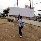 Au lendemain des élections présidentielle et législatives à Matadi (Bas-Congo), un élève emporte l’isoloir à la fin du scrutin du 28 novembre 2011. Radio Okapi