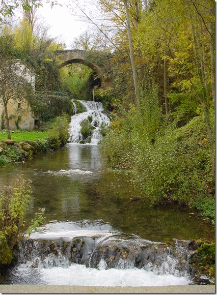 Sedano, Valle de Sedano,  bario de Lagos, cascada y puente romano sobre el río Sedanillo