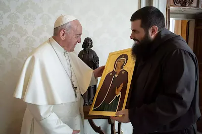 Về bức hình Đức Mẹ ngay bên thang máy cổng chính, lối vào dinh thự Giáo hoàng tại Vatican...