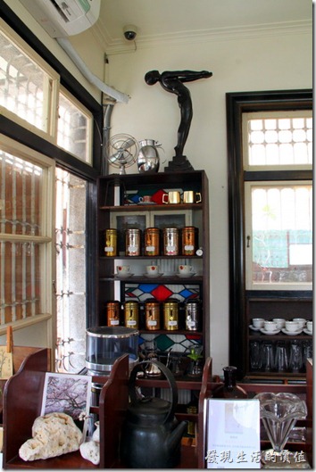 台南-鹿角枝老房子咖啡。咖啡店內到處都擺放著一些古董級的家具。