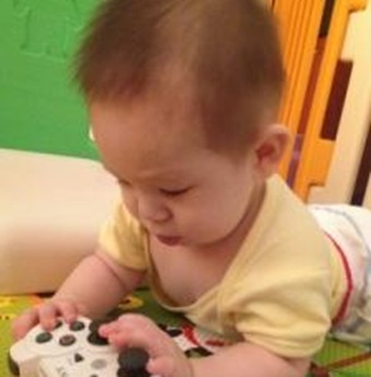 25645_1_cutest_child_with_technology_photo_contest_win_cute_gigabyte_h77n_wifi_motherboard
