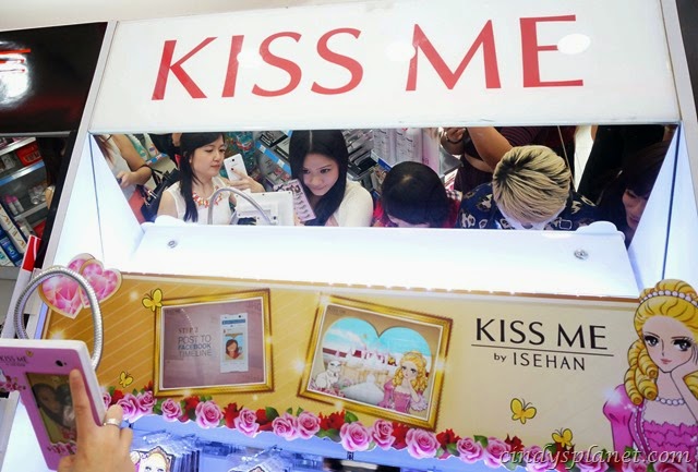 [KissMeSelfie121.jpg.webp]