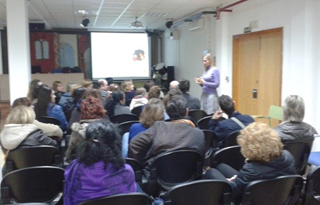 Yolanda Cuevas en la charla sobre Adolescencia en Fuentes de Ebro