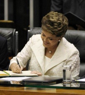 [Dilma%252Cassinando%255B2%255D.jpg]
