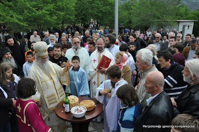МИТРОПОЛИТ АМФИЛОХИЈЕ СЛУЖИО У МАНАСТИРУ СВЕТОГ НИКОЛЕ НА ПЕЛЕВОМ БРИЈЕГУ