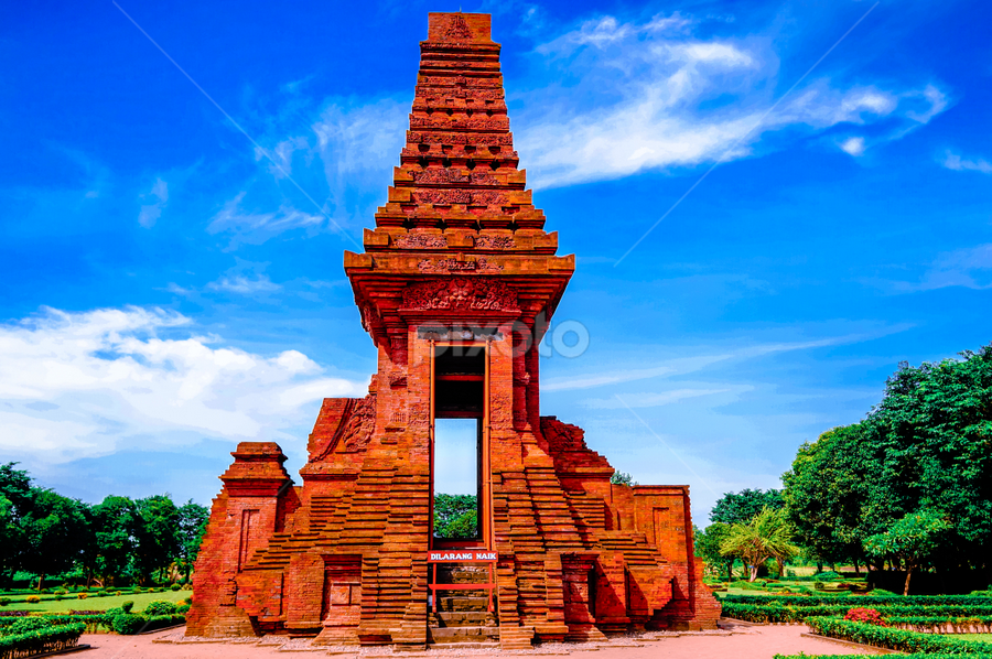 Candi Bajang Ratu by OC Andoko - Buildings & Architecture Statues & Monuments